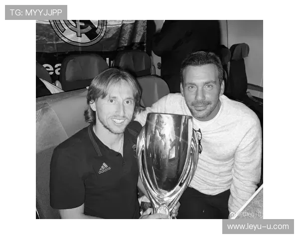 莫德里奇冷静拎着豪宅钥匙，球场上却像普通邻家大叔？