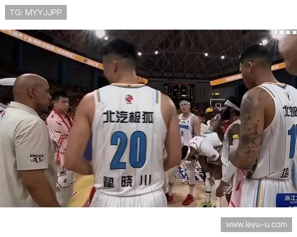 篮球裁判是如何判断“假摔”并执行判罚的? 篮球裁判是如何判断“假摔”并执行判罚的?